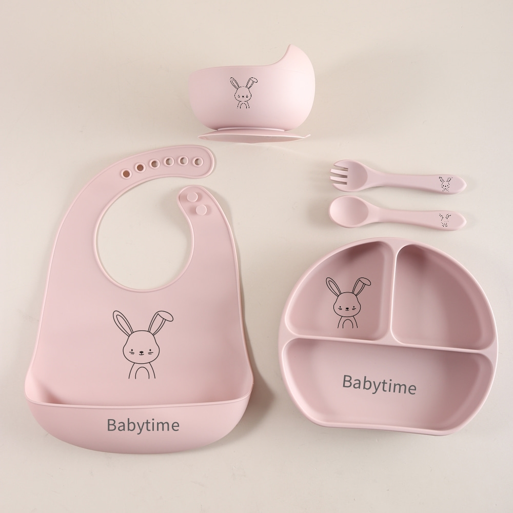 Baby Food Utensils Set - ชุดอุปกรณ์ทานอาหารเด็ก 5 ชิ้น ลายกระต่าย ทำจากซิลิโคนเกรดอาหาร พร้อมผ้ากันเปื้อน